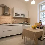 With A Parking Space - 14565 פולה