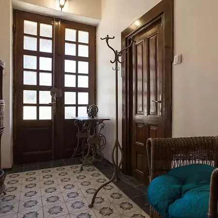 With A Parking Space - 14565 פולה